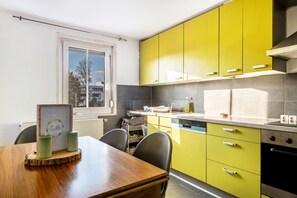 Een koelkast, een microgolfoven, een oven, een kookplaat