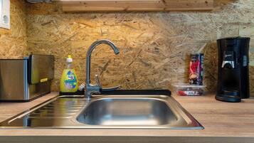 Kühlschrank, Mikrowelle, Wasserkocher mit Kaffee-/Teezubehör