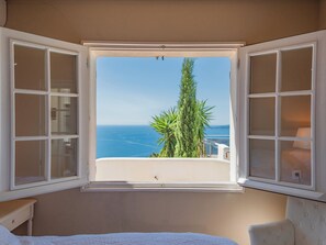 4 bedrooms, iron/ironing board, internet