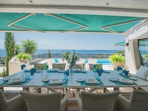 Outdoor dining - Luxury villa with heated pool and sea views (Roquebrune-sur-Argens)