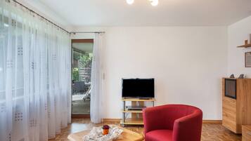 Una televisión, un reproductor de DVD, un reproductor estéreo