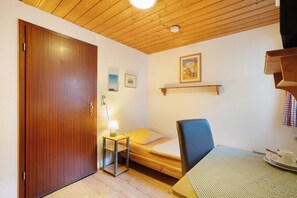 1 bedroom, free WiFi, bed sheets - Knödelhof 'Zimmer 10' single room with Shared Terrace and Wi-Fi (Putzbrunn)