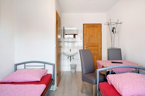 1 bedroom, free WiFi, bed sheets - Room 'Zimmer 3' with Shared Terrace, Balcony and Wi-Fi (Putzbrunn)