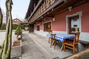 Outdoor dining - Room 'Zimmer 3' with Shared Terrace, Balcony and Wi-Fi (Putzbrunn)