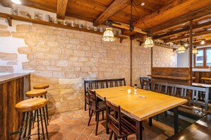 Dining - Knödelhof ‘Room 6’, 2-bed room with shared terrace and WLAN (Putzbrunn)