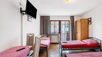 1 bedroom, free WiFi, bed sheets