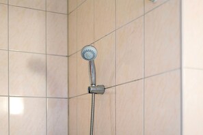 Shower, towels - Knödelhof ‘Room 7’, 3-bed room with balcony and WLAN (Putzbrunn)