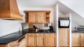 Kylskåp, spishäll, kaffe- och tebryggare och vattenkokare