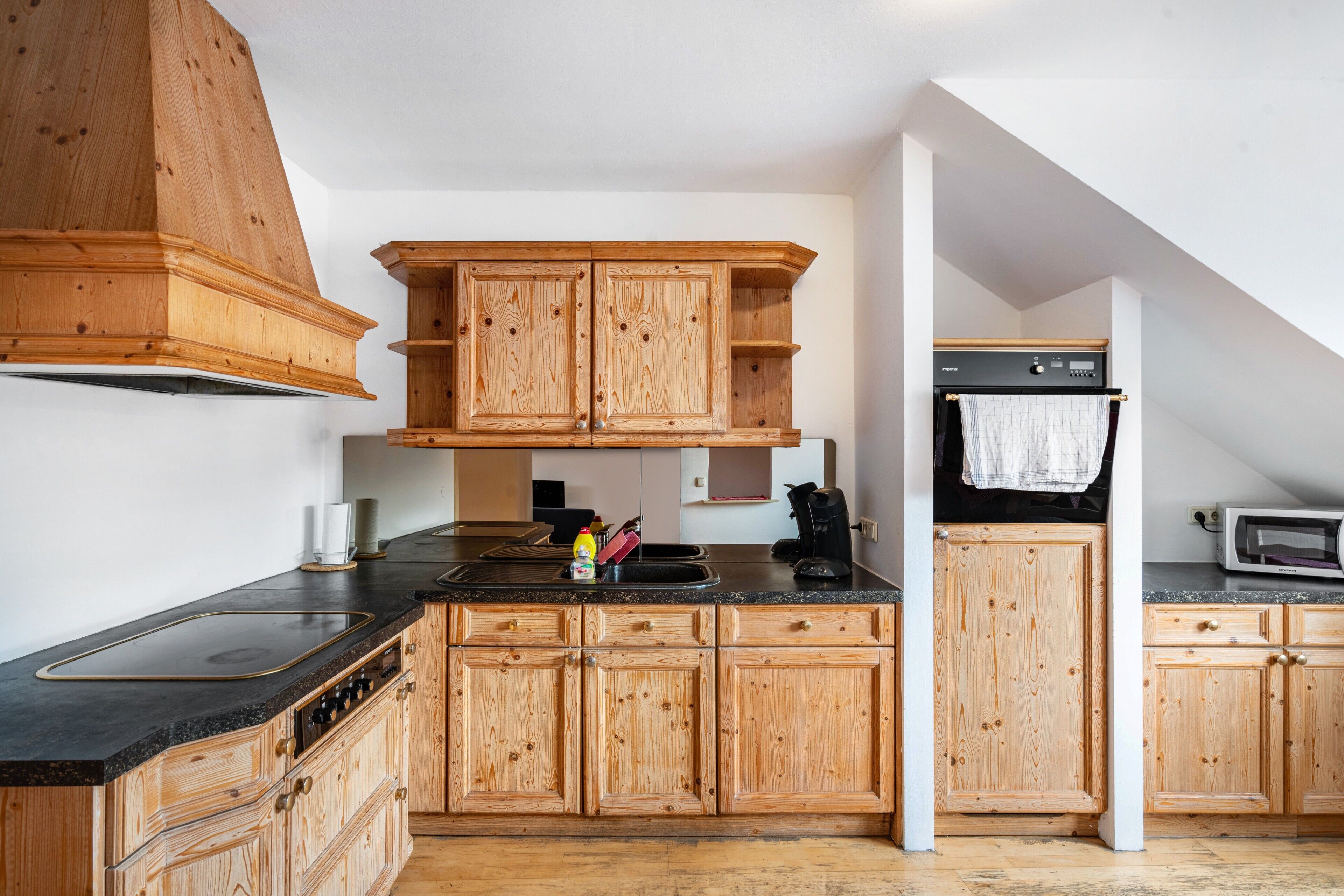 Køleskab, kogeplade, kaffe-/temaskine, elkedel