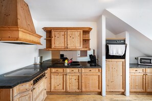 Fridge, stovetop, coffee/tea maker, electric kettle