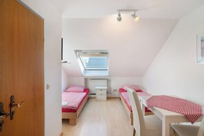 1 bedroom, free WiFi, bed sheets - Knödelhof ‘Room A’, 2-bed room with shared terrace and WLAN (Putzbrunn)