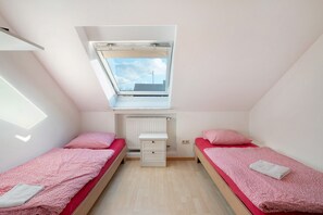 1 bedroom, free WiFi, bed sheets - Knödelhof ‘Room A’, 2-bed room with shared terrace and WLAN (Putzbrunn)