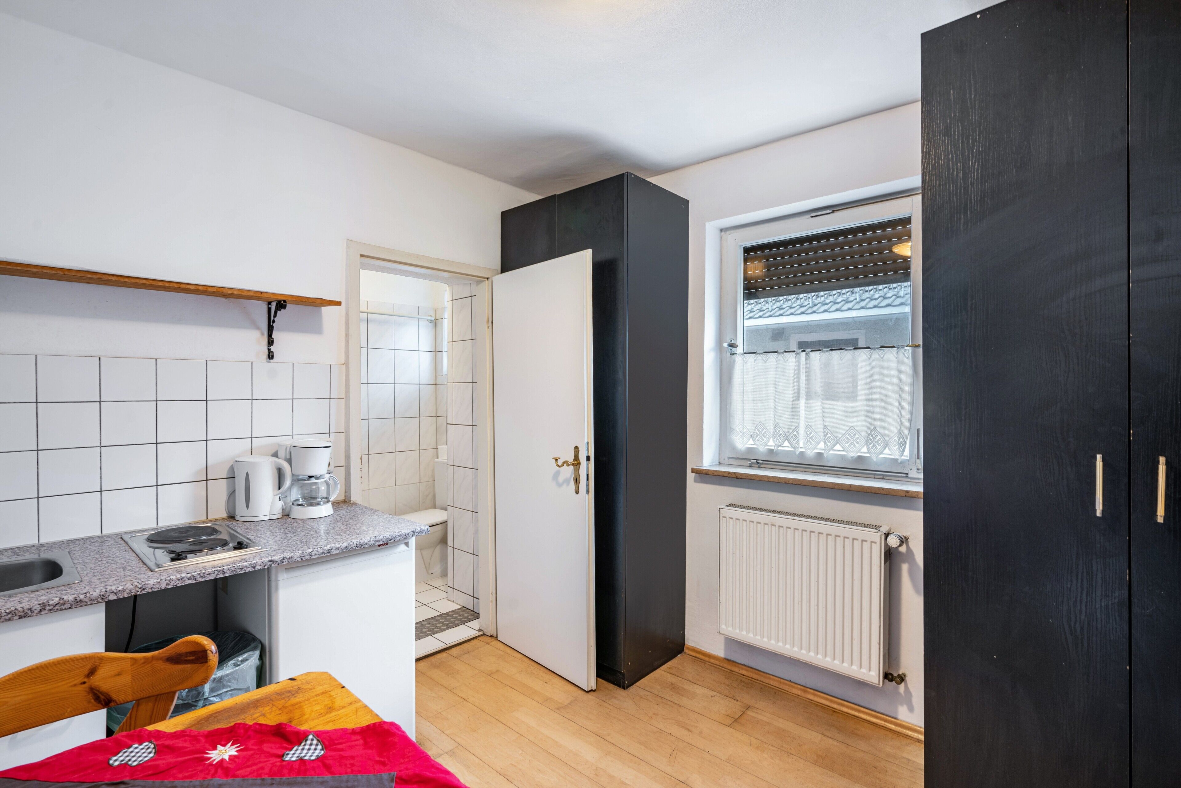 Kühlschrank, Herdplatte, Wasserkocher mit Kaffee-/Teezubehör