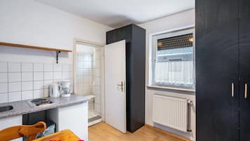 Kühlschrank, Herdplatte, Wasserkocher mit Kaffee-/Teezubehör