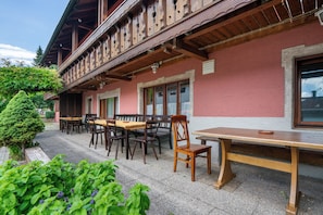 Outdoor dining - Knödelhof 'Appartement 8' with Shared Terrace and Wi-Fi (Putzbrunn)