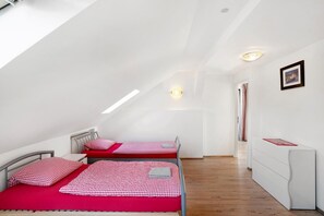 3 makuuhuonetta, ilmainen Wi-Fi, vuodevaatteet