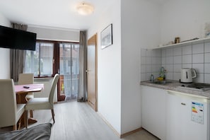 Kjøleskap, kokeplater, kaffetrakter/tekoker og vannkoker