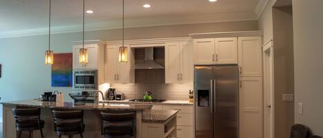 Refrigerador, microondas, horno, placa de cocina