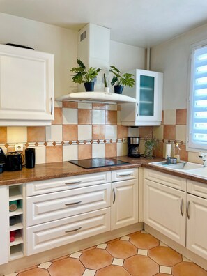 Réfrigérateur, micro-ondes, four, plaque de cuisson