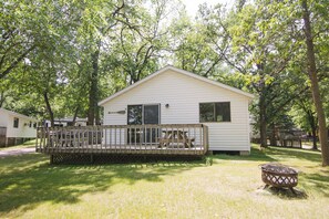 Terrace/patio - Summer Breeze, a 3BR cabin near the beach with lake views at Riverside Resort (Richmond)