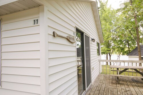 Summer Breeze, a 3BR cabin near the beach with lake views at Riverside Resort