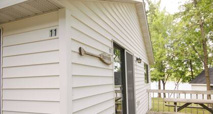 Summer Breeze, a 3BR cabin near the beach with lake views at Riverside Resort