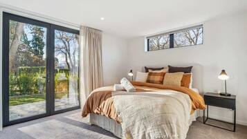 5 bedrooms, desk, iron/ironing board, WiFi