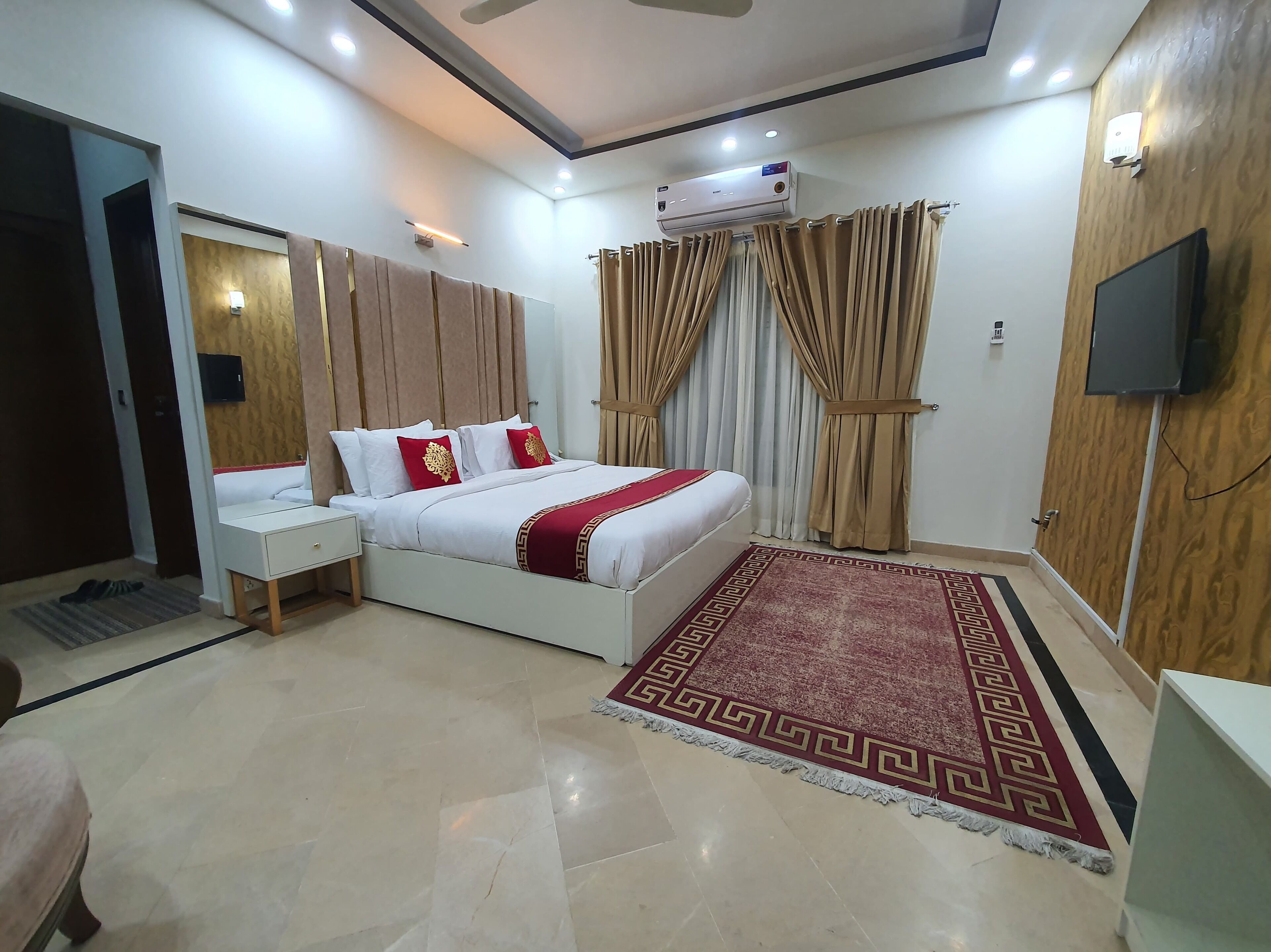 Executive Room | 1 bedroom, iron/ironing board (on request), WiFi (free)