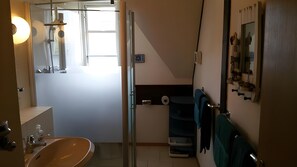 Shower, free toiletries, hair dryer, towels - Apartment 'Ferienwohnung Inseltied' with Sea View, Balcony and Wi-Fi (Pellworm)