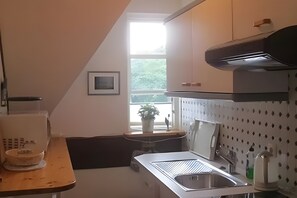 Fridge, microwave, oven, stovetop - Apartment 'Ferienwohnung Inseltied' with Sea View, Balcony and Wi-Fi (Pellworm)