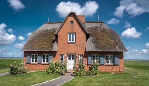 Exterior - Holiday Home 'Reethuus Am Fething' with Sea View, Private Garden and Wi-Fi (Langeneß)