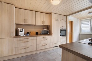 Kylskåp, mikrovågsugn, ugn och spishäll