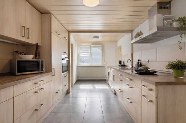 Fridge, microwave, oven, stovetop - Apartment 'M B Homes Nürtingen' with Wi-Fi (Nürtingen)