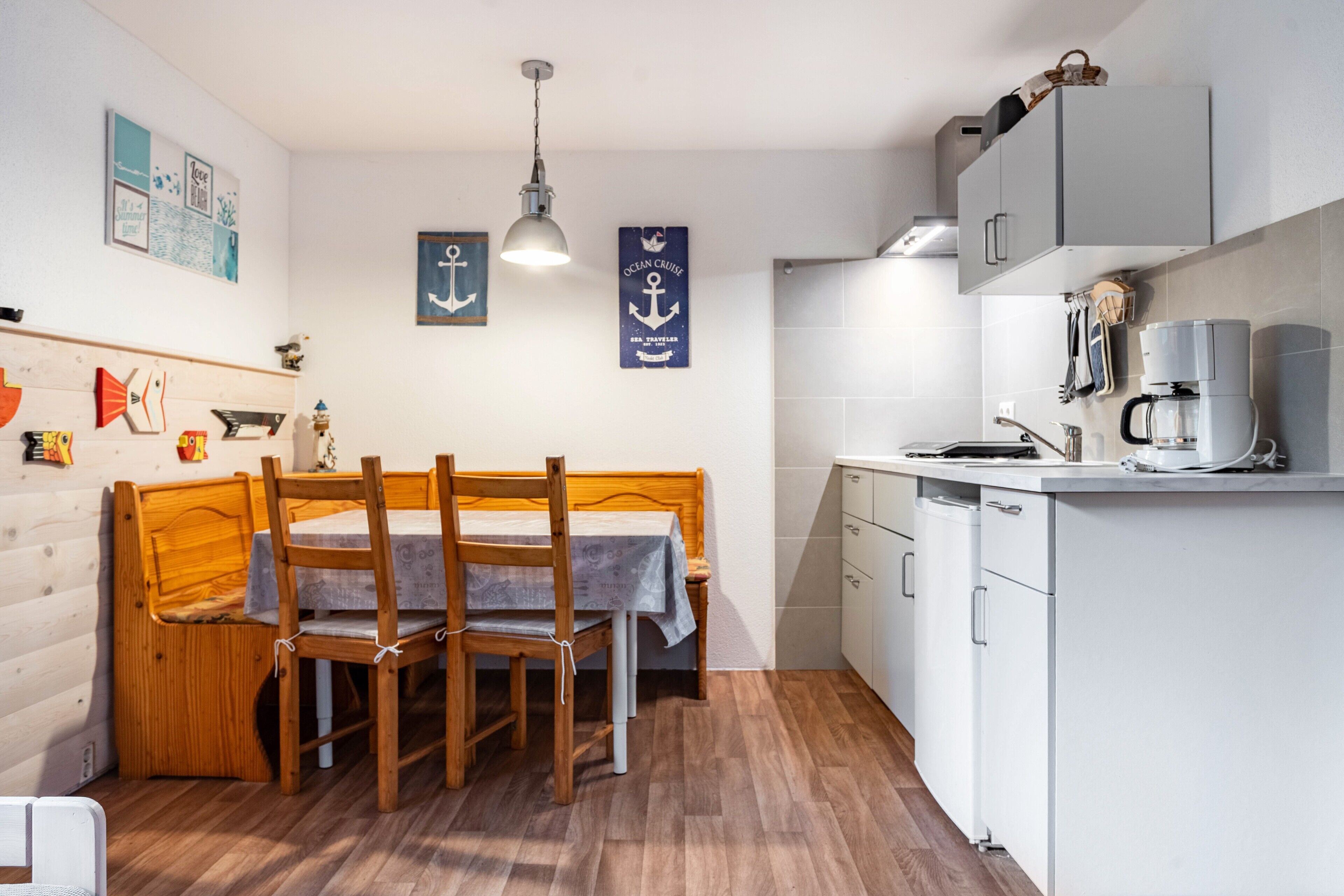 Réfrigérateur, plaque de cuisson, cafetière/bouilloire