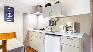 Réfrigérateur, plaque de cuisson, cafetiÚre/bouilloire