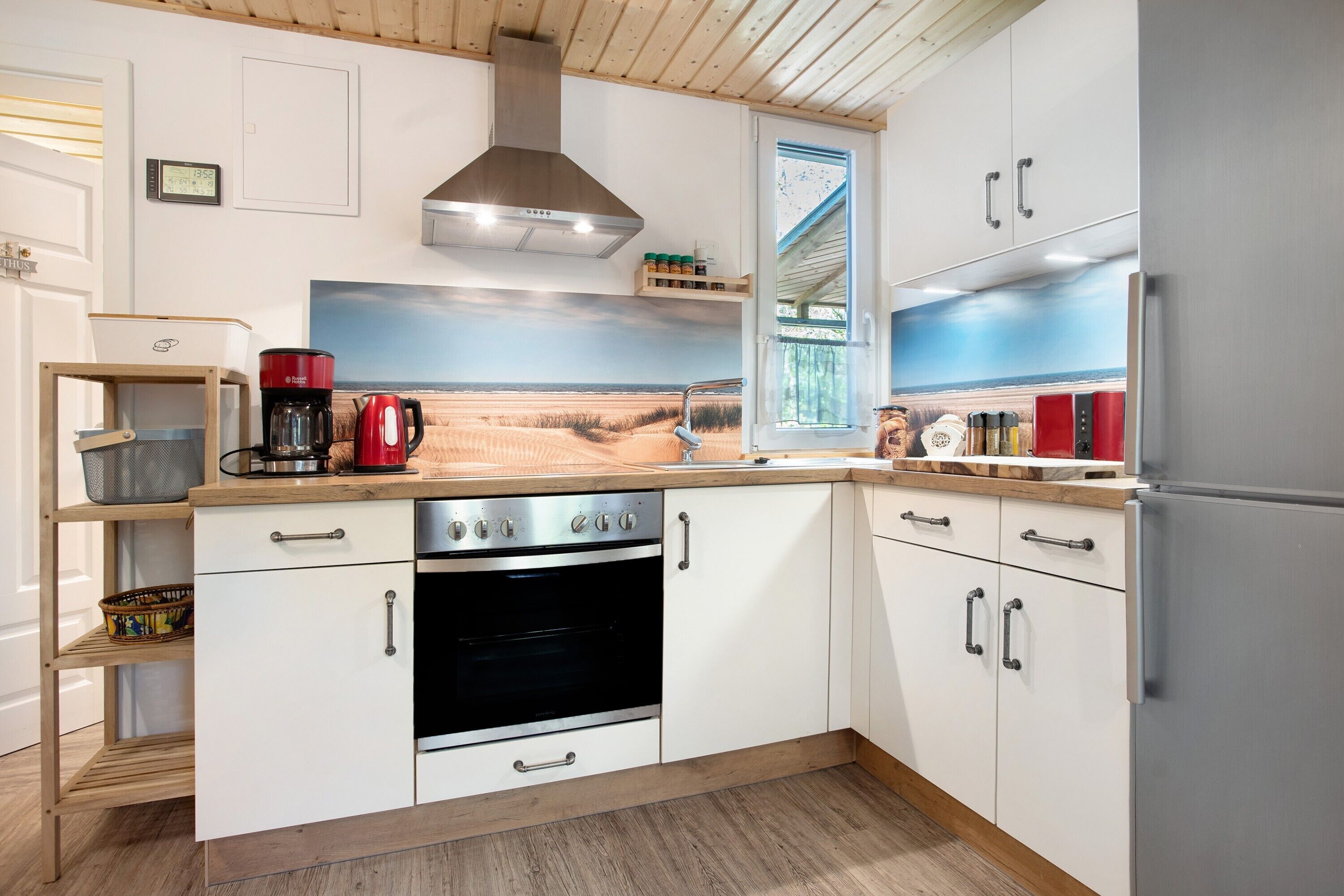 Refrigerador, horno, parrilla de estufa y cafetera y tetera 