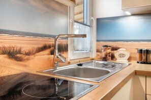 Kühlschrank, Ofen, Herdplatte, Wasserkocher mit Kaffee-/Teezubehör