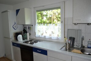 Kühlschrank, Ofen, Herdplatte, Wasserkocher mit Kaffee-/Teezubehör