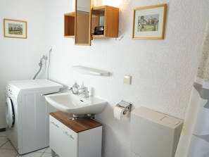 Ducha, artículos de tocador gratuitos, secador de pelo, toallas