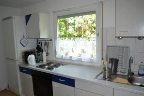 Refrigerador, horno, placa de cocina, cafetera/tetera