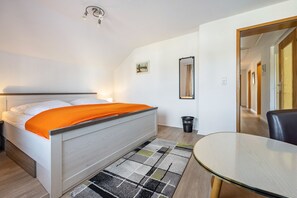 3 室のベッドルーム、WiFi (無料)、ベッドシーツ