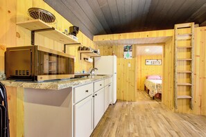 Jääkaappi, mikroaaltouuni, kahvin-/teenkeitin, leivänpaahdin