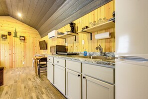 Jääkaappi, mikroaaltouuni, kahvin-/teenkeitin, leivänpaahdin