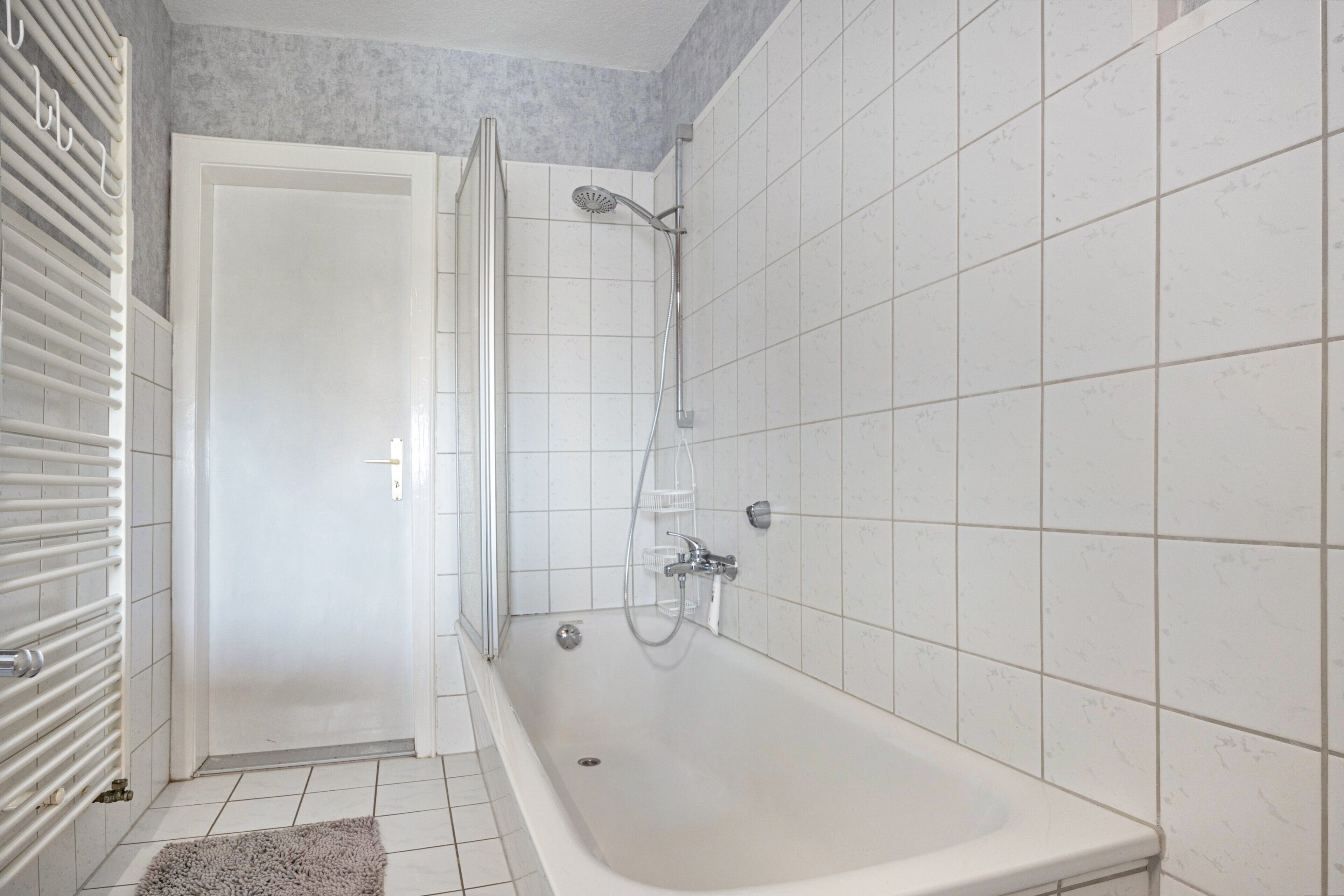 Douche, sèche-cheveux, serviettes fournies