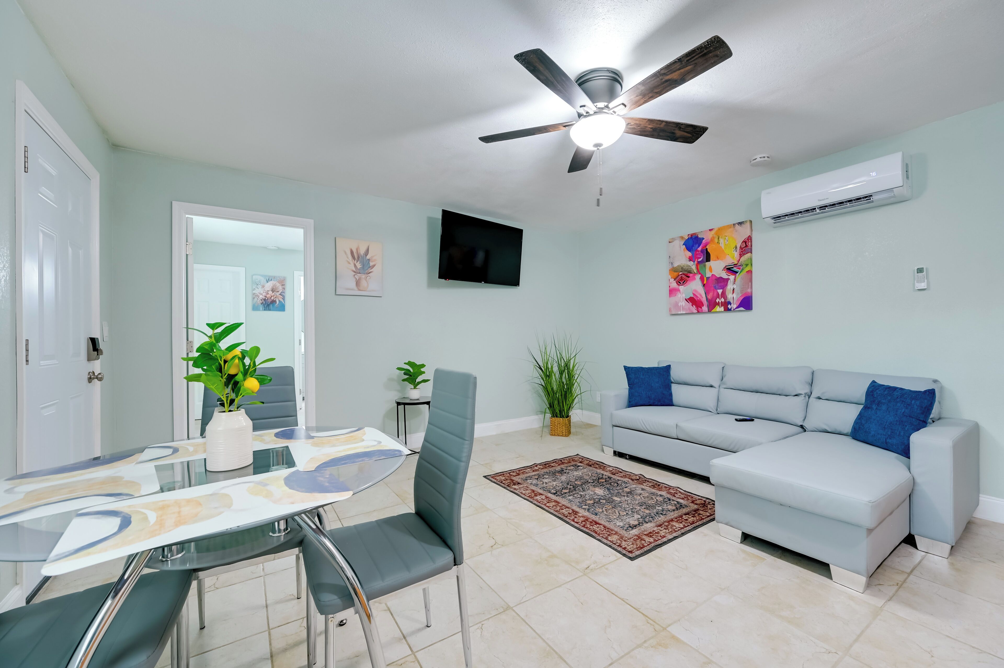 Modern Tampa Apartment ~ 3 Mi to Busch Gardens!