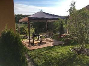 Outdoor dining - Apartment 'Fewo Eberau' with Shared Garden and Wi-Fi (Ebrach)