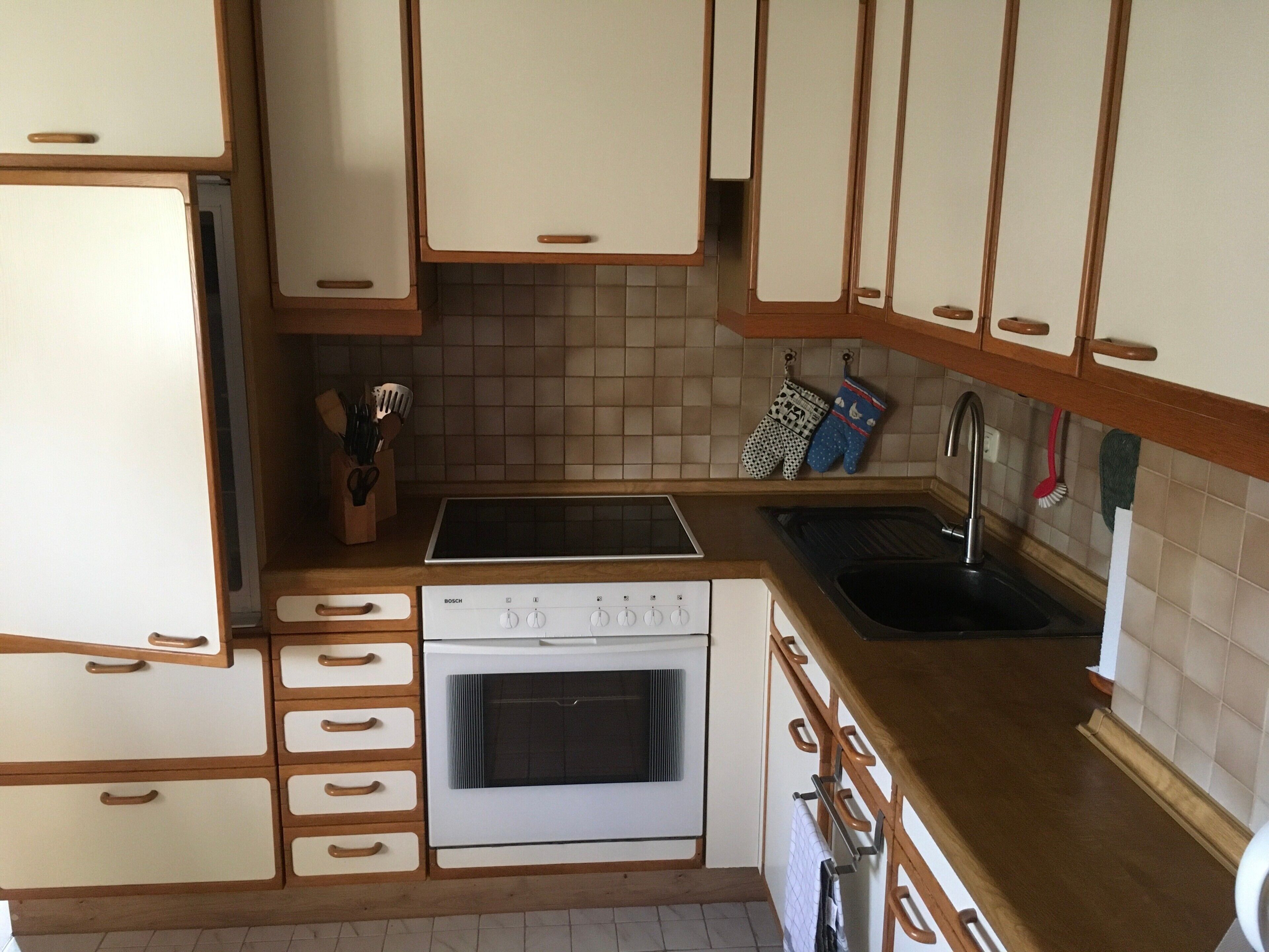 Frigorífico, microondas, horno y placa de cocina