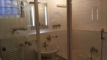 Dusche, Haartrockner, Handtücher