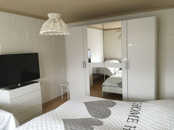 2 bedrooms, free WiFi, bed sheets - Apartment 'Fewo Eberau' with Shared Garden and Wi-Fi (Ebrach)