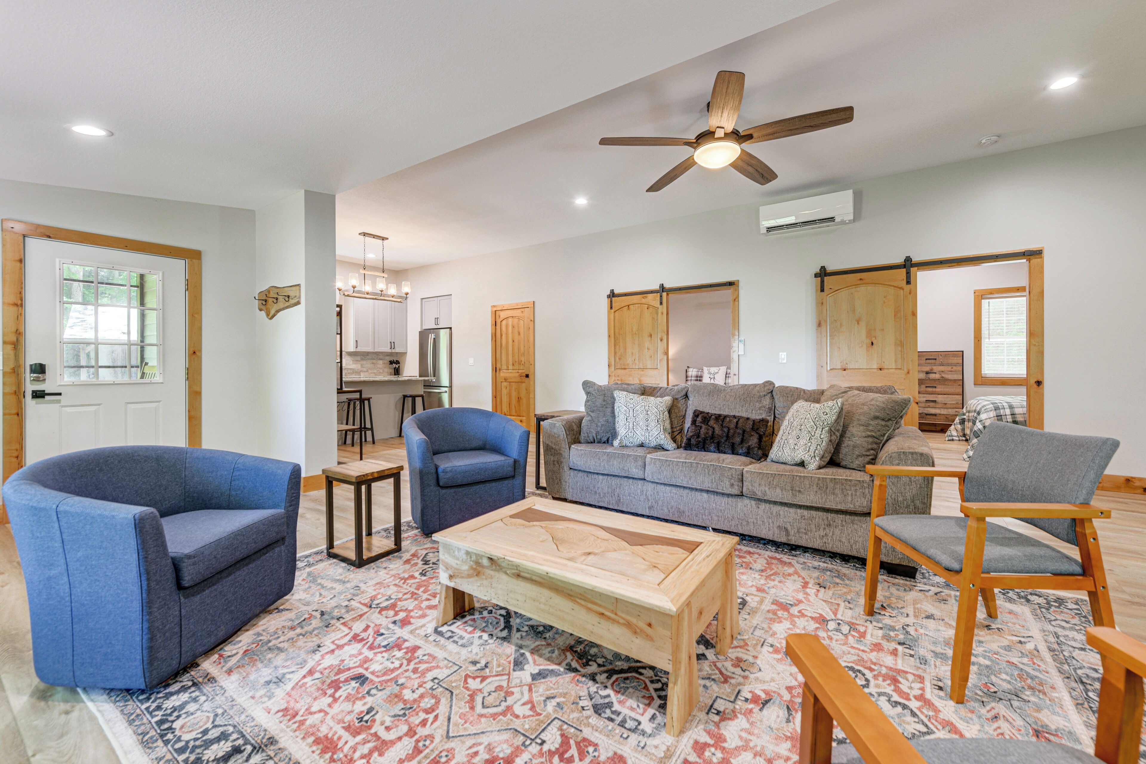 Pet-Friendly Waynesville Cabin w/ Deck & Mtn Views